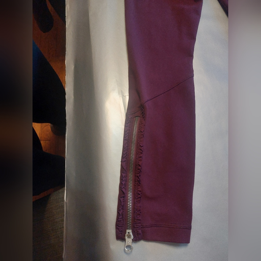 Lululemon Women's leggings SIZE 2 - Picture 3 of 12
